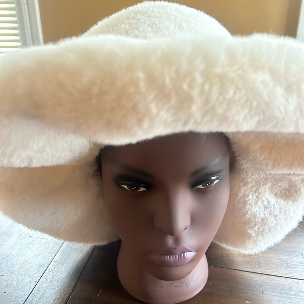 Creamy Snow fur hat